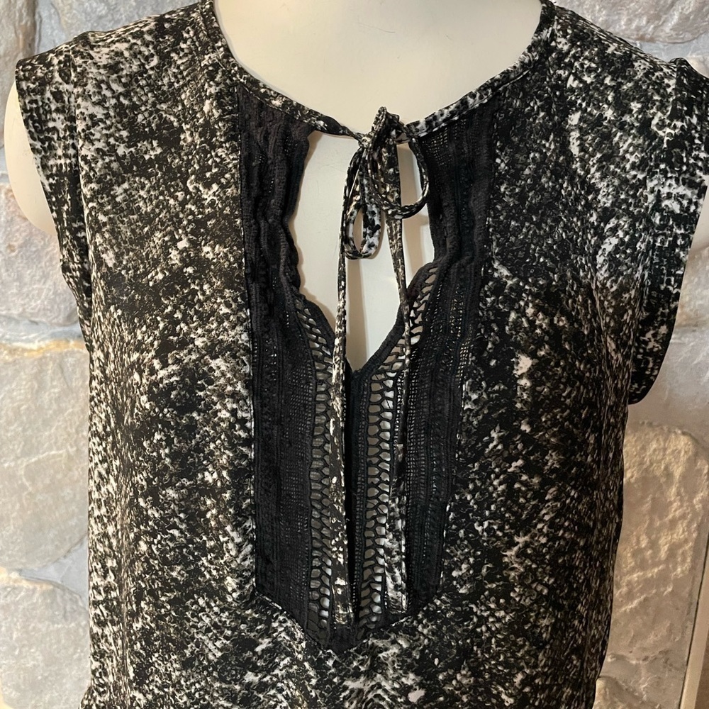Mossimo Supply Co. Black And White Snake Skin Pattern Sleeveless Blouse-Size MED - Picture 2 of 8